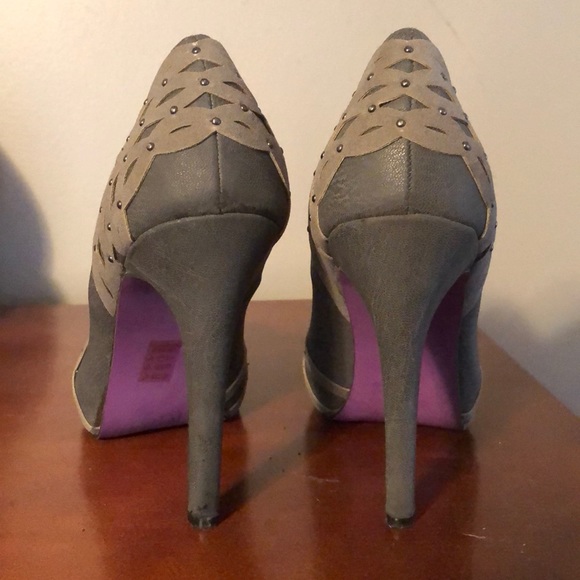 Gray high heel pumps - Picture 2 of 3